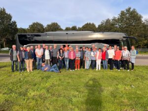 Gruppenbild am Bus